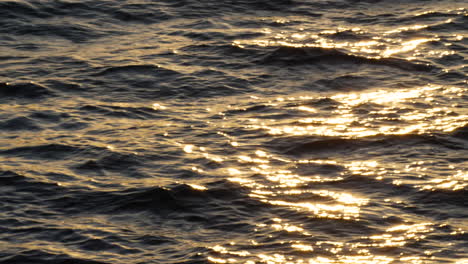 Wellen-Auf-Dem-Wasser-Mit-Sonnenreflexion-In-Orange-blauen-Farben,-Blick-Von-Porquerolles